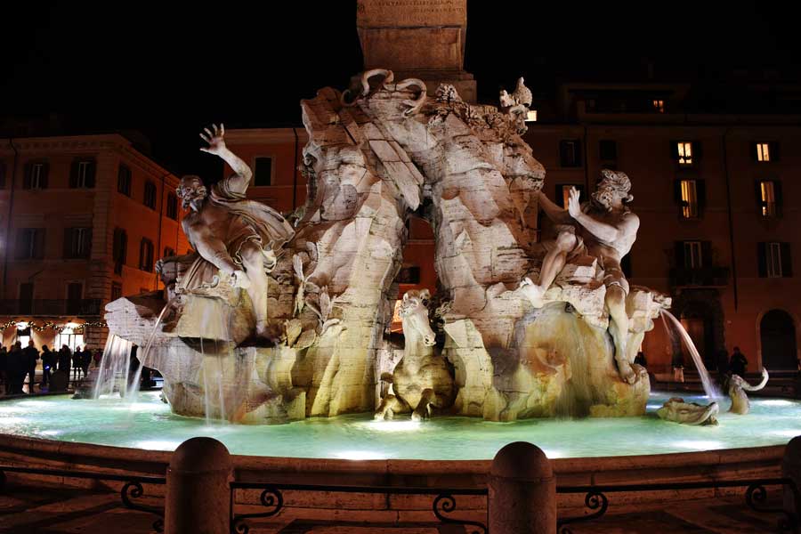 Roma gezilecek yerler ve önemli anıtsal yapılar Dört Nehir çeşmesi - Fountain of the Four Rivers (Fontana dei Quattro Fiumi) Rome