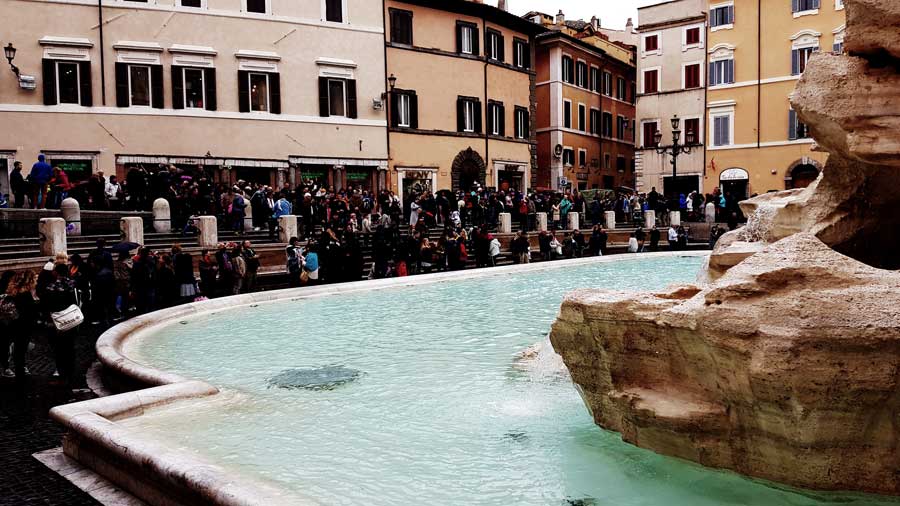 Roma gidilecek yerler Trevi çeşmesi ziyaretçileri - visitors of Trevi fountain Rome photos