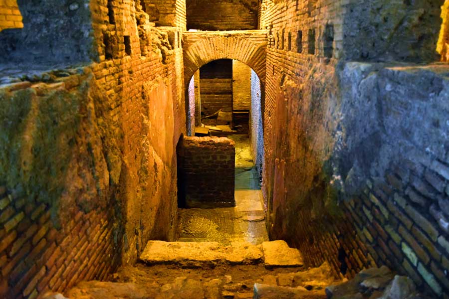 Roma görülmesi gerekli yerler Trevi çeşmesi altındaki yeraltı Su şehri - Rome Vicus Caprarius City of water