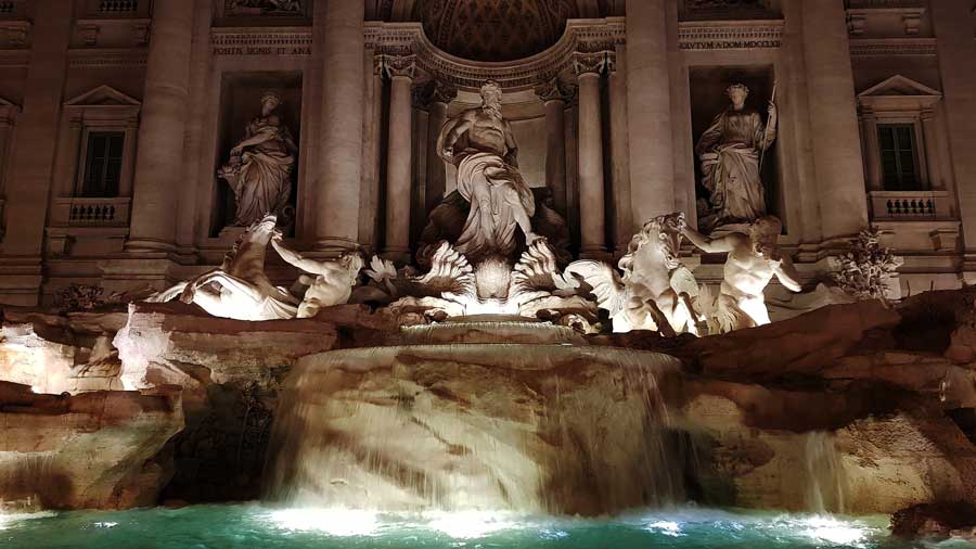 Romanın ünlü çeşmesi Trevi çeşmesi fotoğrafları veya aşk çeşmesi fotoğrafları - Roma Trevi or Love fountain photos
