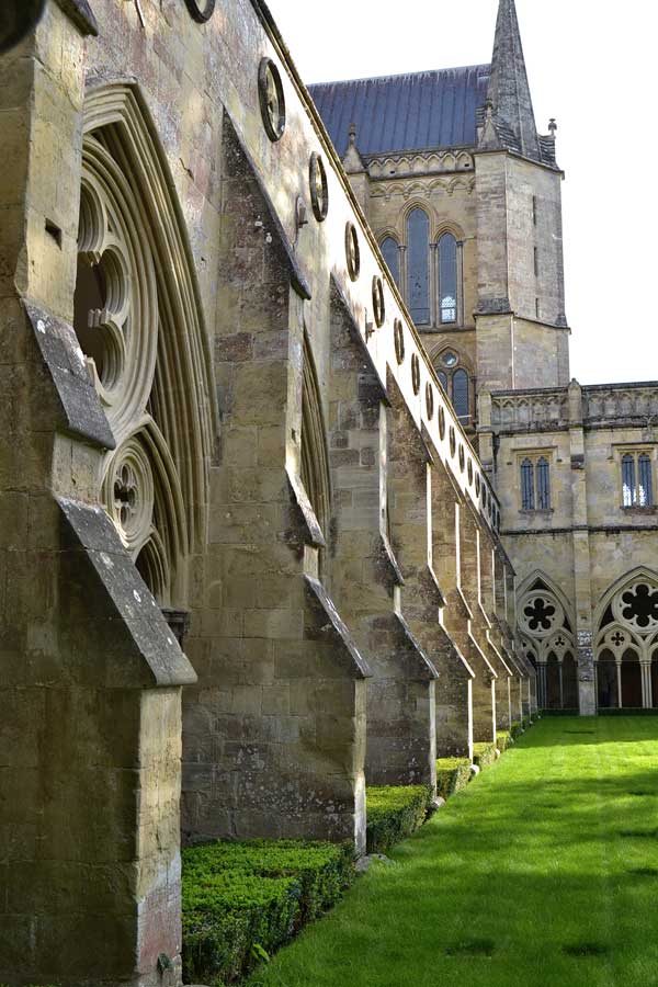 Salisbury Katedrali fotoğrafları - Courtyard of the Salisbury Cathedral
