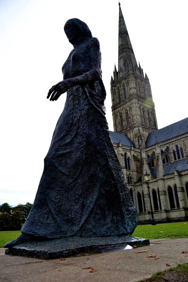 Salisbury fotoğrafları Yürüyen Meryem heykeli Salisbury katedrali - Salisbury Cathedral Walking Madonna statue