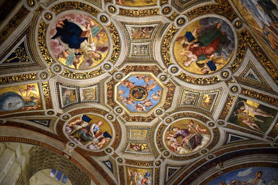 Vatikan müzeleri eserleri Raphael odaları Segnatura Odası tavan resmi detayı - Vatican museums detail of ceiling paintings of Room of Segnatura in Raphael rooms (Stanze di Rafaello)