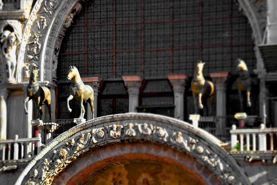 Venedik San Marco Katedrali cephesinde İstanbul'dan 1254 yılında getirilen 4 bronz at replikası (Quadriga)