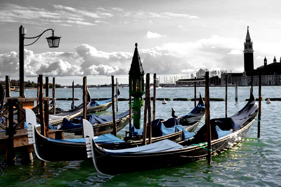 Venedik San Marco meydanının önünde gondollar - Traghetto gondole molo Gondol docks in front of San Marco Piazza, Venice