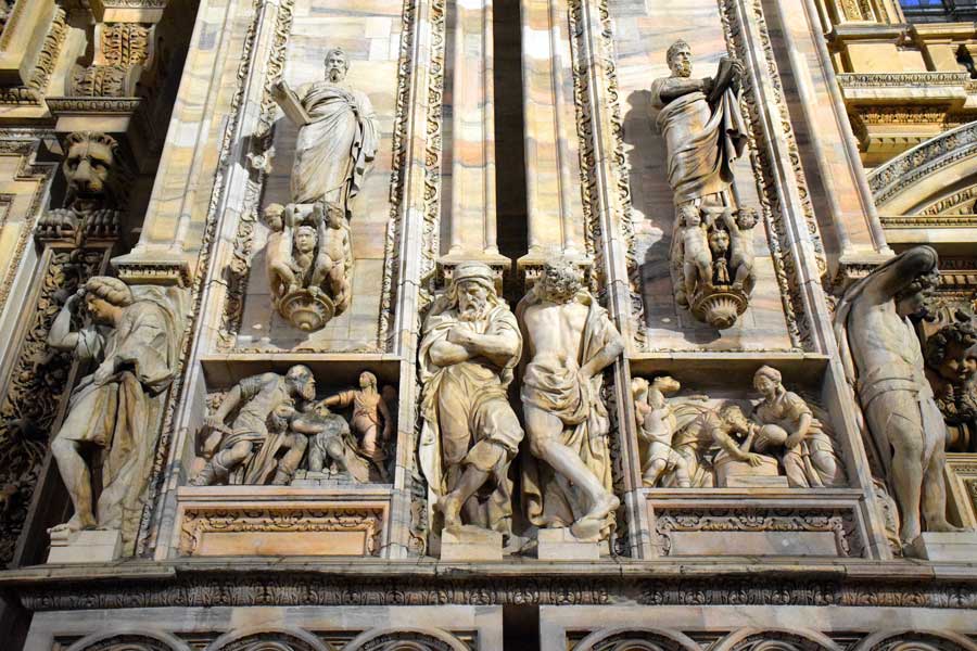 Duomo di Milano ön cephe heykelleri detayı - Duomo cathedral of Milan detail of facade sculptures