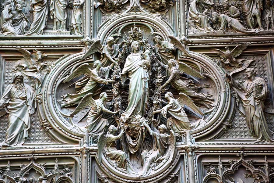 Duomo di Milano ana bronz kapı detayı - detail of main bronze door of the Milan Cathedral (Duomo di Milano)