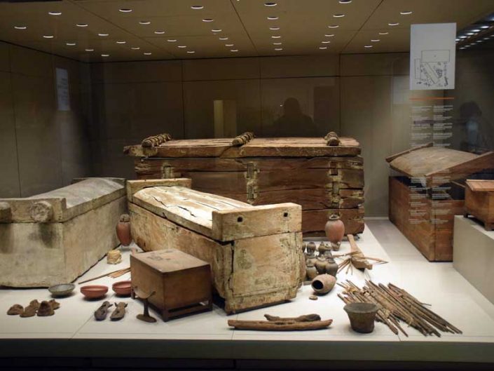 Torino Mısır müzesi arkeolojik buluntular ve ahşap tabutlar - Turin Egyptian Museum archaeological findings and wooden coffins