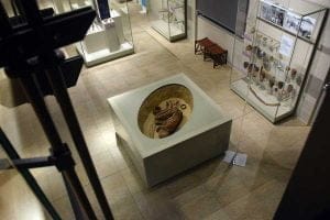 Torino Mısır müzesi hoker tarzı gömülmüş iskelet sergilemesi - Turin Egyptian Museum burial stand including skeleton in hoker position