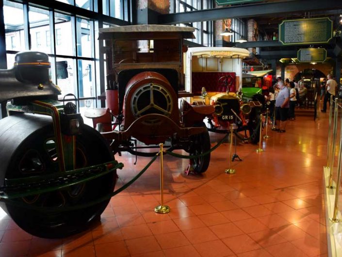Rahmi M. Koç Müzesi antika arabalar salonu - Rahmi M. Koc Museum antique cars hall