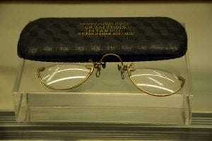 İstanbul Rahmi M. Koç Müzesi Atatürk eşyaları, Atatürk'e ait gözlük ve kılıfı - Rahmi Koc Museum Atatürk's spectacles and case