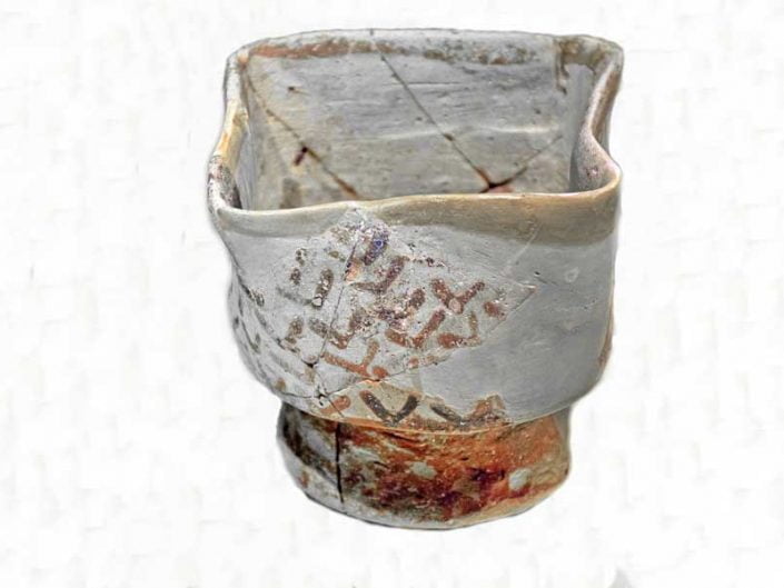 Mardin Müzesi Geç Neolitik ve Erken Kalkolitik Çağ pişmiş toprak yüksek kaideli kase - Late Neolithic and Early Calcholitic Age baked clay footed bowl with four spouts