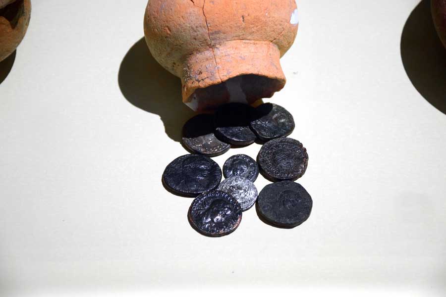 Mardin Müzesi Roma Dönemi bakır ve gümüş sikkeleri - Mardin Museum Roman Period's copper and silver coins