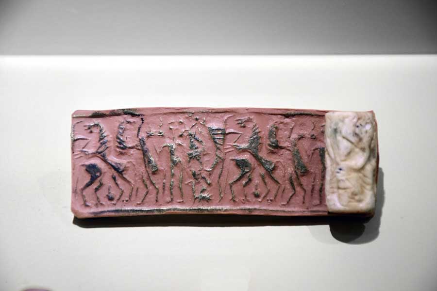 Mardin Müzesi silindir mühür Orta Demir Çağı Yeni Asur Dönemi MÖ 900-600 - Mardin Museum cylinder seal Middle Iron Age Neo-Assyrian Period 900-600 BC
