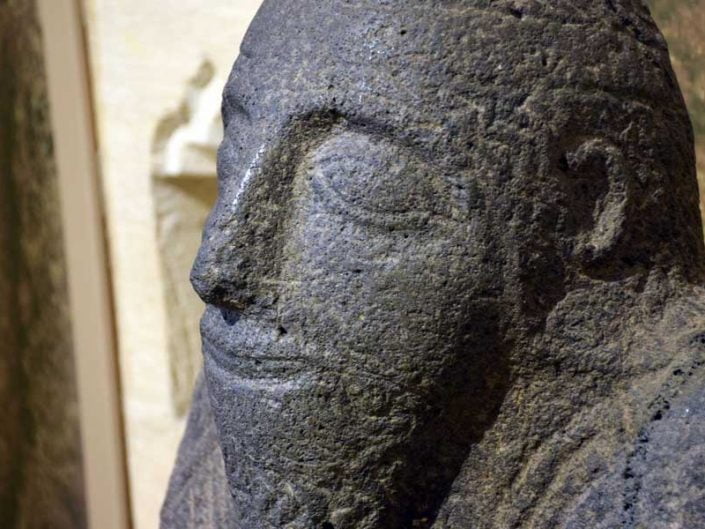 Mardin Müzesi Ölü Kültü heykel detayı Kızıltepe Girbel Höyük MÖ 1600-900 - Mardin Museum, detail of the Death Cult Statue Kızıltepe Girbel mound 1600-900 BC