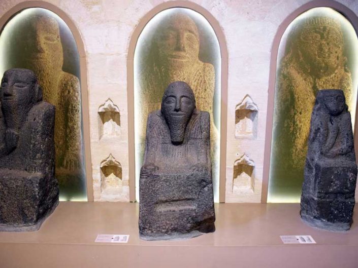 Mardin Müzesi Ölü Kültü heykelleri Kızıltepe Girbel Höyük MÖ 1600-900 - Mardin Museum Death Cult Statues Kızıltepe Girbel mound 1600-900 BC