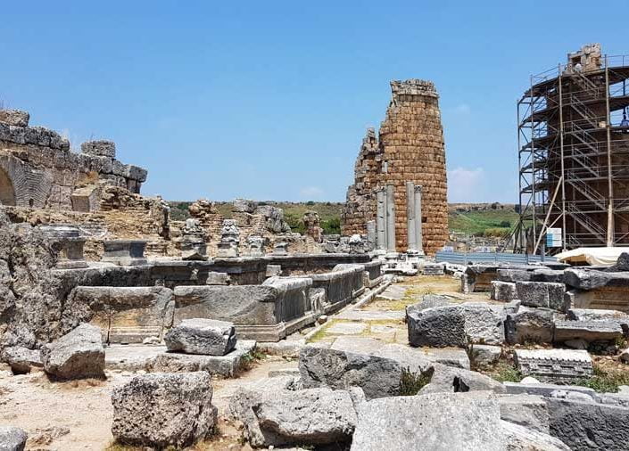 Perge Septemus Severus çeşmesi ve Helenistik kuleler - Perge ancient city the Nymphaion of Septemius Severus and Hellenistic towers