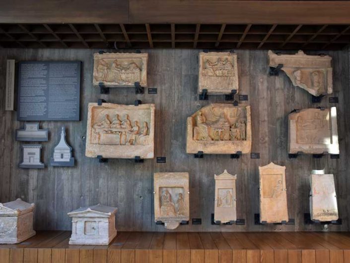 Troya müzesi antik dönemlere ait mezar stelleri - Troy museum tombstones in Antiquity