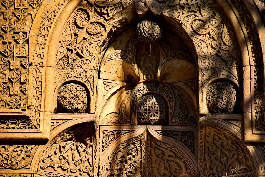 Divriği Ulu Cami Batı kapısı veya Tekstil kapısı küre biçimli taş bezemeler - Divriği Great Mosque West Gate or Textile Gate spherical stone adornments