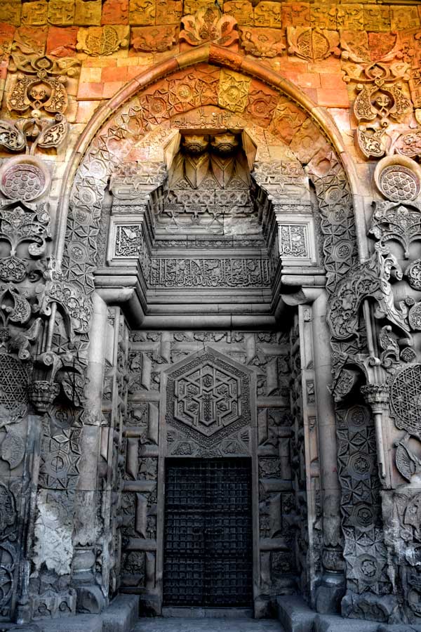 Divriği Ulu Cami Cennet kapısı veya Barok kapısı genel görünüm - Divrigi Great Mosque Heavenly gate or Baroque gate