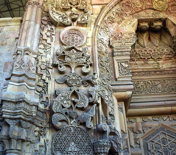 Divriği Ulu Cami Cennet kapısı veya Barok kapısı üzerindeki bezeme detayları - Divrigi Great Mosque Decoration details on the heavenly gate or Baroque gate