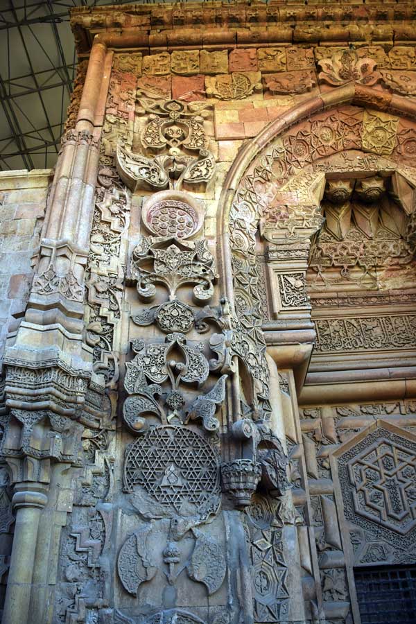 Divriği Ulu Cami Cennet kapısı veya Barok kapısı üzerindeki bezeme detayları - Divrigi Great Mosque Decoration details on the heavenly gate or Baroque gate