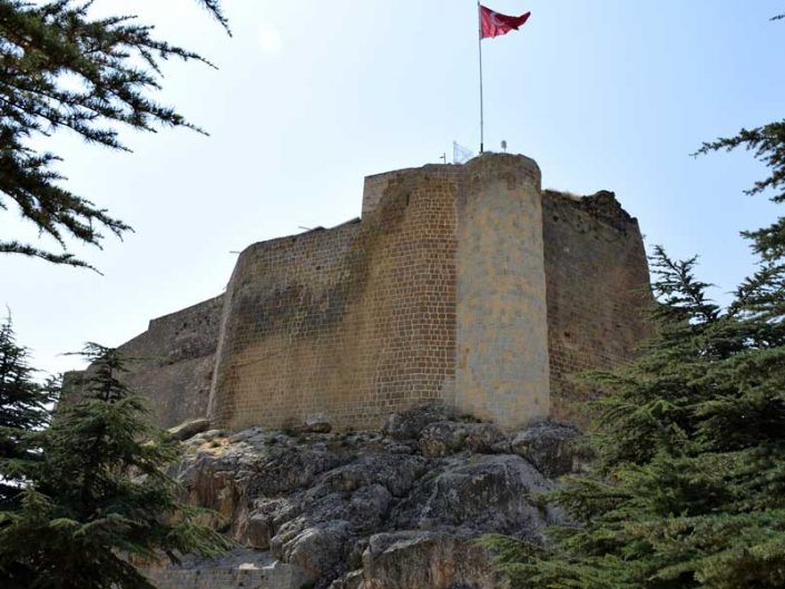 Harput kalesi restorasyon geçirmiş surları - Restored walls of Harput castle