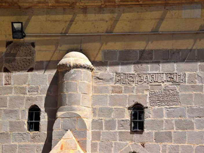 Eski Malatya veya Battalgazi ilçesi Ulu Cami iç avlu duvarındaki kitabeler - Old Malatya Great Mosque inscription on the inner courtyard wall