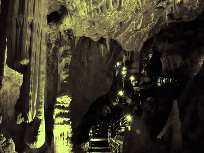 Ballıca mağarası Yeni Salon içinde soğan sarkıtlar ve pırasa şeklinde oluşumlar - Onion stalactites and leek formations in the Ballıca cave New Hall