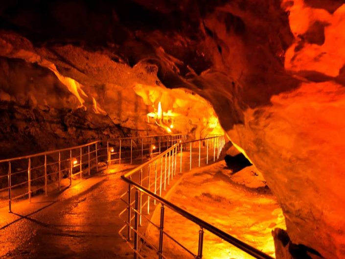 Ballıca mağarası salonlar arası yürüme yolu - Ballıca cave walkway between the halls