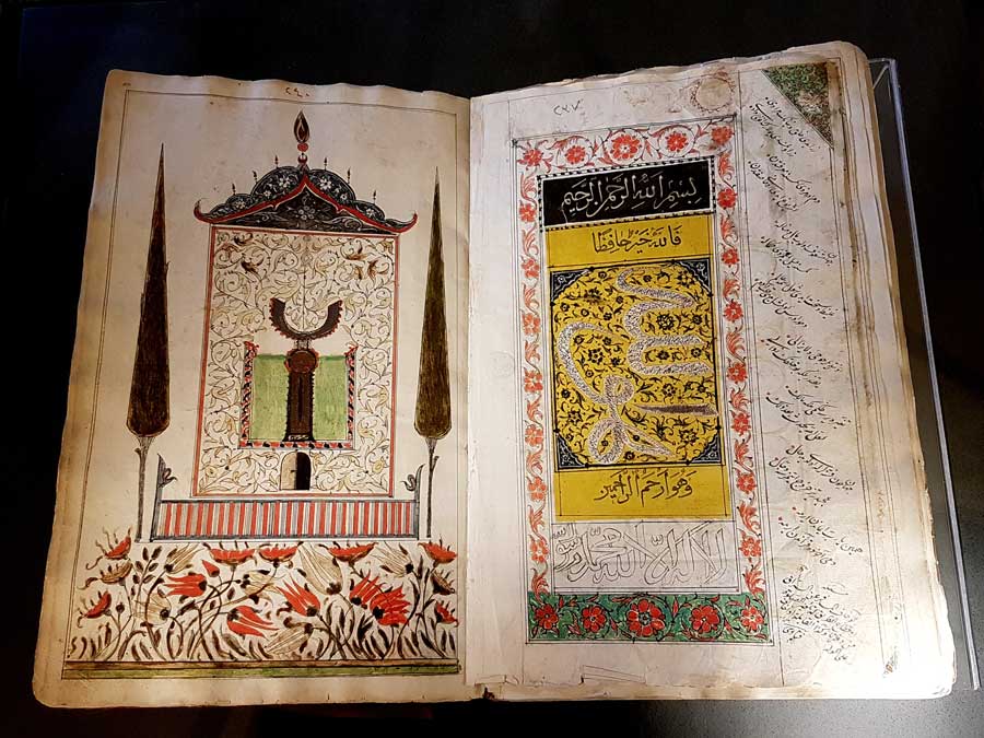 Mevlana müzesi fotoğrafları Hat ve Tezhib kitabı - Mevlana museum photos, book of the hatt (Islamic calligraphy) and tezhib (Gilding)