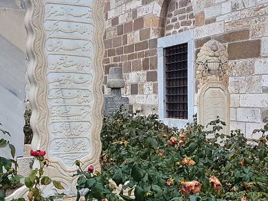 Mevlana müzesi iç avlusu Valideler mezarlığı - Mevlana museum inner courtyard dedicants mothers' cemetery