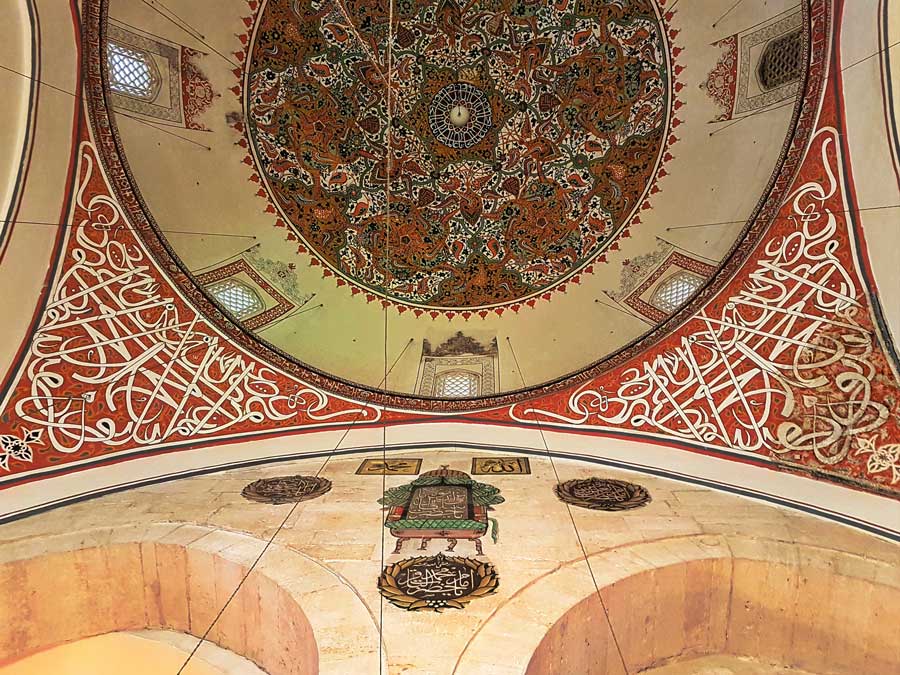 Mevlana türbesi kubbe altı - Mevlana mausoleum under the dome