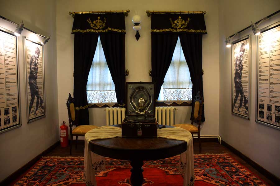 Uşak Atatürk ve Etnografya müzesi içi - interior of the Atatürk and Ethnography Museum