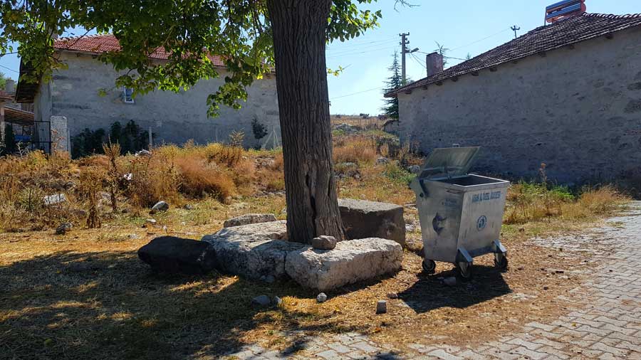 Uşak Clanudda antik kentinden kalan yapıtaşlarının kullanımı, Çırpıcılar köyü - The use of building materials from the ancient city of Clanudda, Çırpıcılar village