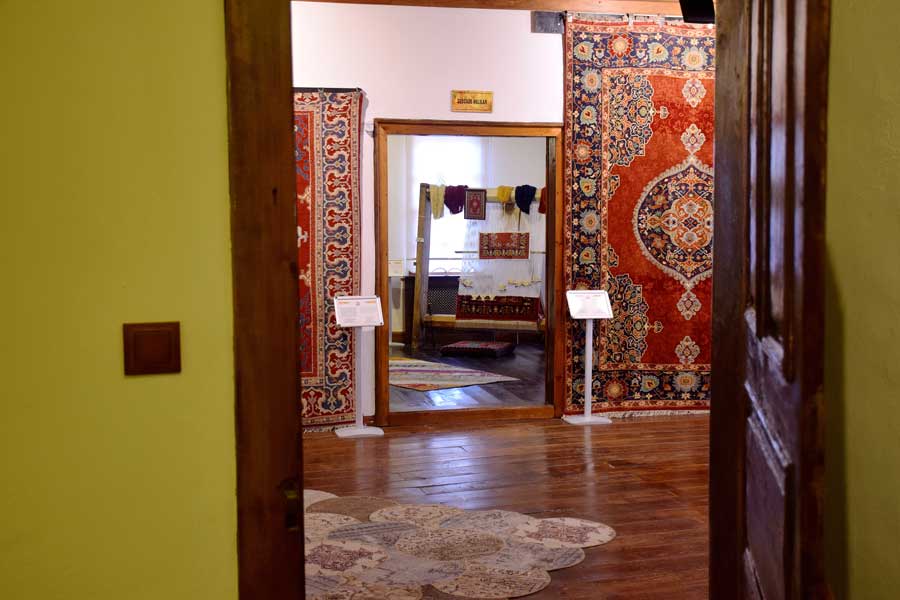 Uşak Halı Kilim Müzesi içi - interor of the Uşak Carpet and Rugs Museum