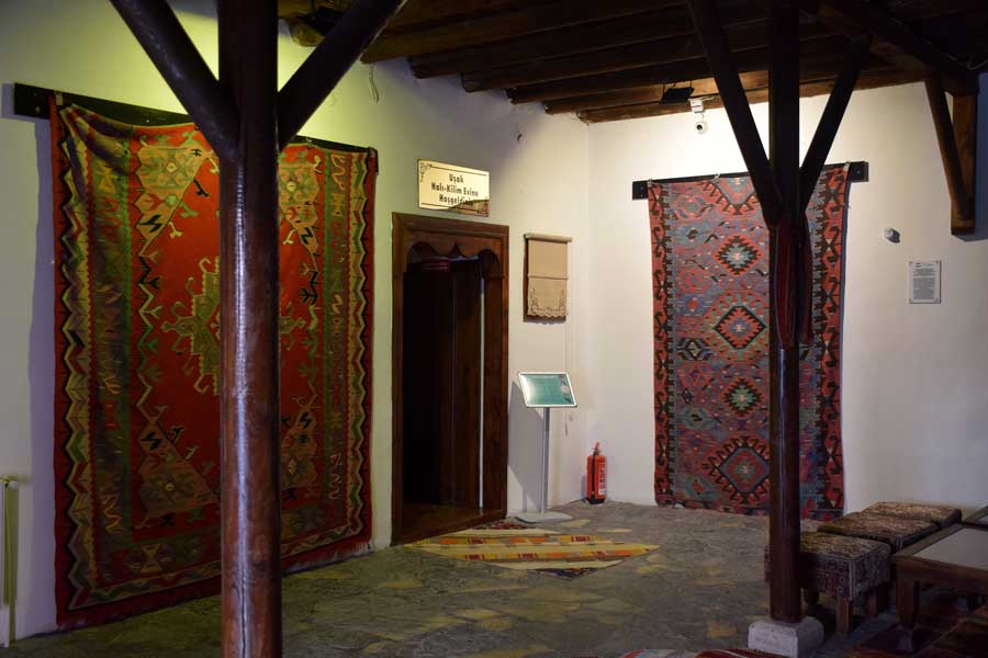 Uşak Halı Kilim Müzesi tarihi Uşak kilimleri ve halıları - historical Uşak rugs and carpets