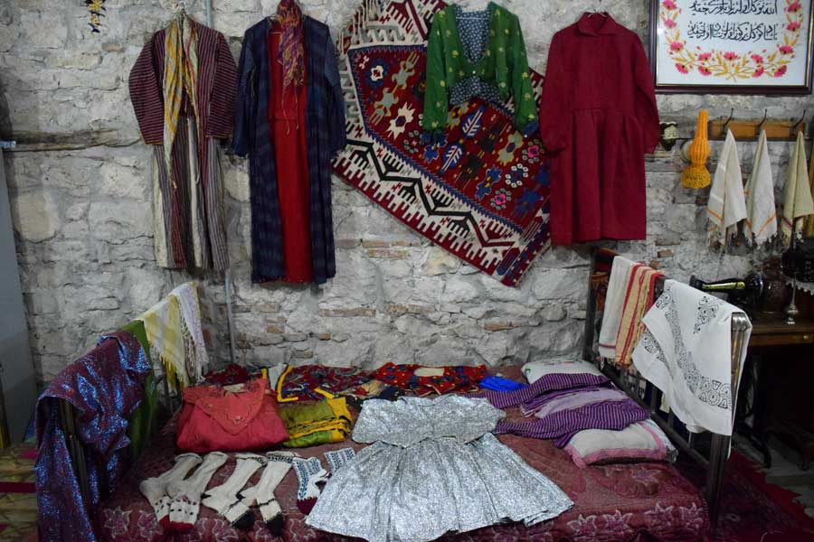 Uşak Kent Müzesi içinde sergilenen yerel giysiler - Local clothes exhibited in the Uşak City Museum