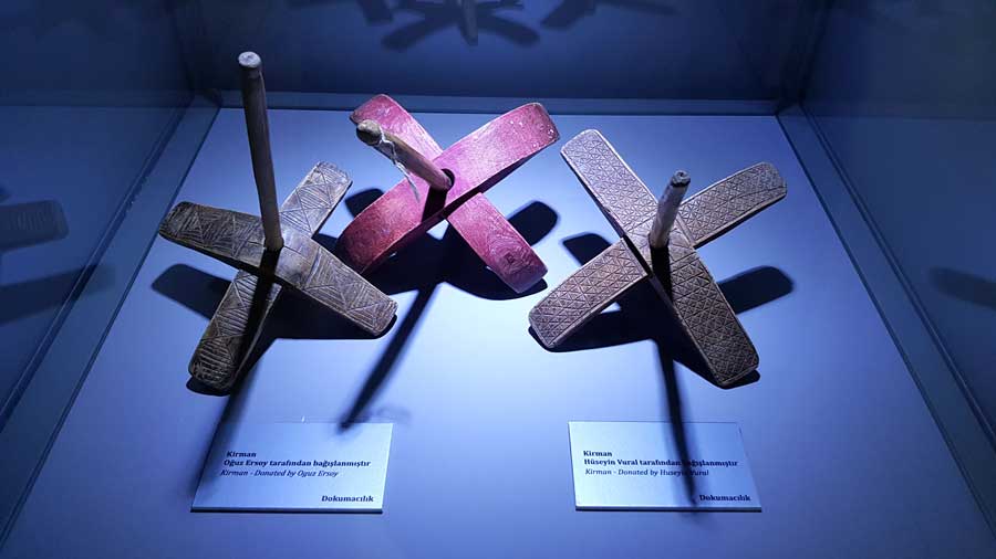 Uşak Kent Tarihi Müzesi eserleri, yün kirmanları - Uşak City Museum wool spindles for carpet weaving