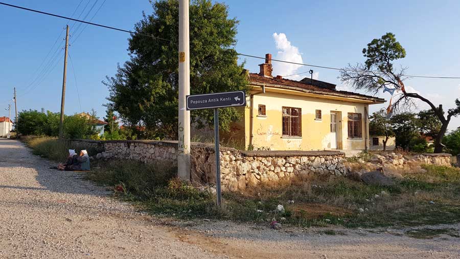 Uşak Pepouza veya Pepuza antik kenti yolu - Pepouza or Pepuza ancient city road