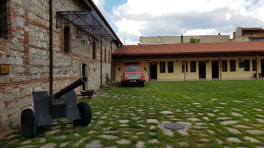 Uşak gezilecek yerler Kent Tarihi Müzesi iç avlusu - Uşak City Museum inner courtyard