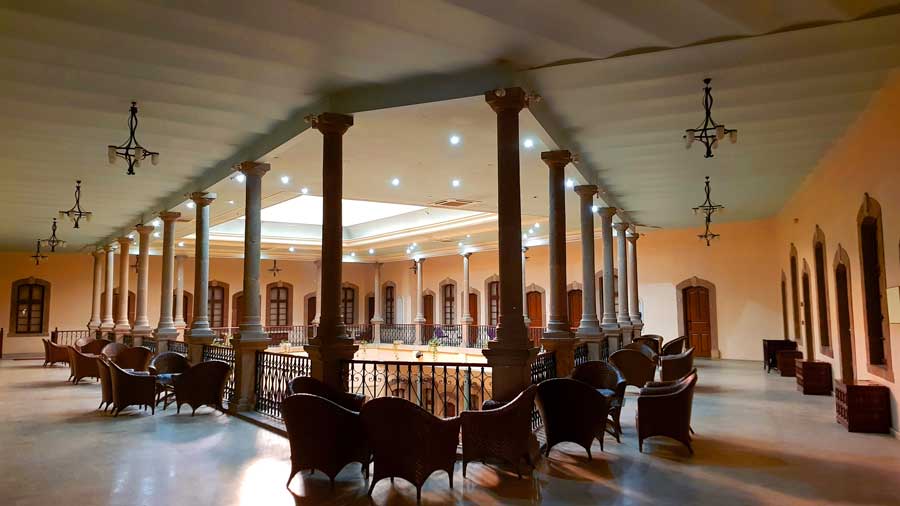 Uşak tarihi Dülgeroğlu han içi - interior of the historical Dulgeroglu Inn