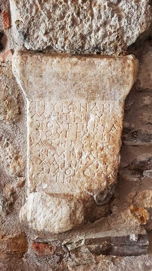 Uşak İnay kervansarayı içinde kullanılan antik yazıtlar - Ancient inscriptions used in the Inay caravansary