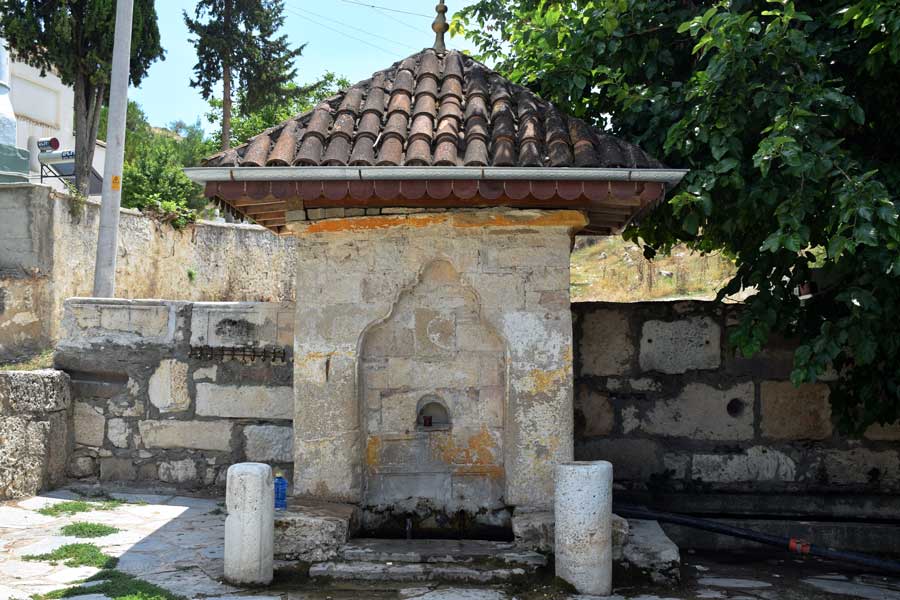 Uşak İnay köyü yedi oluklu tarihi çeşmesi - Seven spouted historical fountain of Inay village