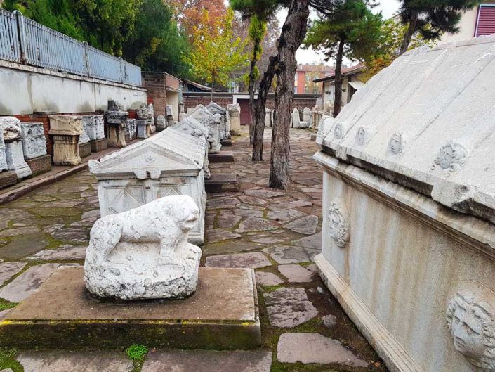Konya Arkeoloji Müzesi bahçesinde çeşitli dönemlere ait lahitler - Sarcophagi belonging to various periods in the garden of Konya Archeology Museum
