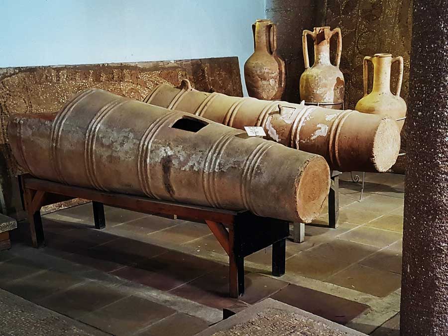 Konya Arkeoloji Müzesi eserleri fotoğrafları Pişmiş toprak lahit Roma dönemi - Konya Archaeological Museum ceramic sarcophagus Roman Period