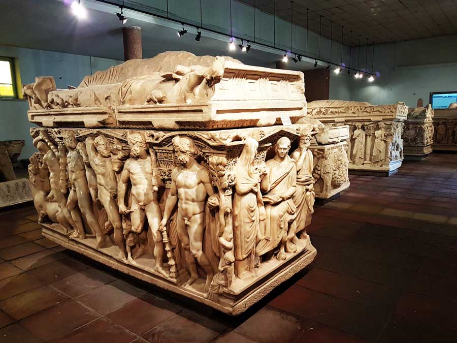 Konya Arkeoloji Müzesi eserleri lahitler salonu - Konya Archaeological Museum sarcophagus hall historical artifacts