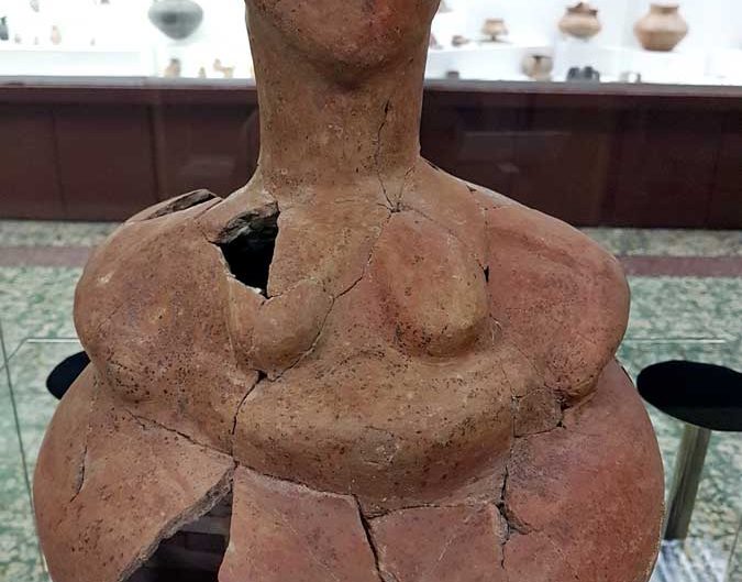 Konya Arkeoloji Müzesi insan biçimli kap (Antropomorf) MÖ 6000 - Konya Archeology Museum Anthropomorph pot B.C. 6000
