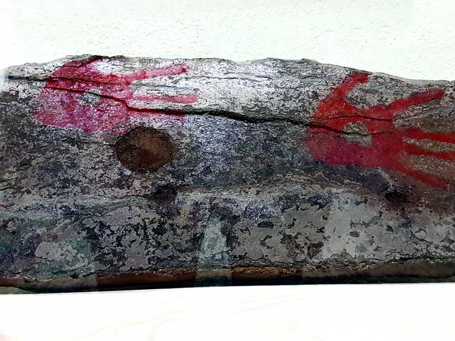 Konya Arkeoloji Müzesi Çatalhöyük buluntuları el izli sıva parçası - Konya Archaeological Museum Çatalhöyük findings handprinted plaster piece