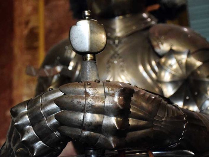 Torino Kraliyet Müzeleri Kraliyet Cephaneliği müzesi zırhlı şövalye detayı - Turin Royal Museums Royal Armory museum armored knight detail